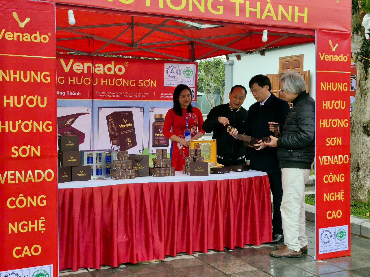 Huyện Hương Sơn tham quan gian hàng và đánh giá cao sản phẩm nhung hươu Hương Sơn Venado của PHT tại tuần lễ hội Hải Thượng Lãn Ông 2025.
